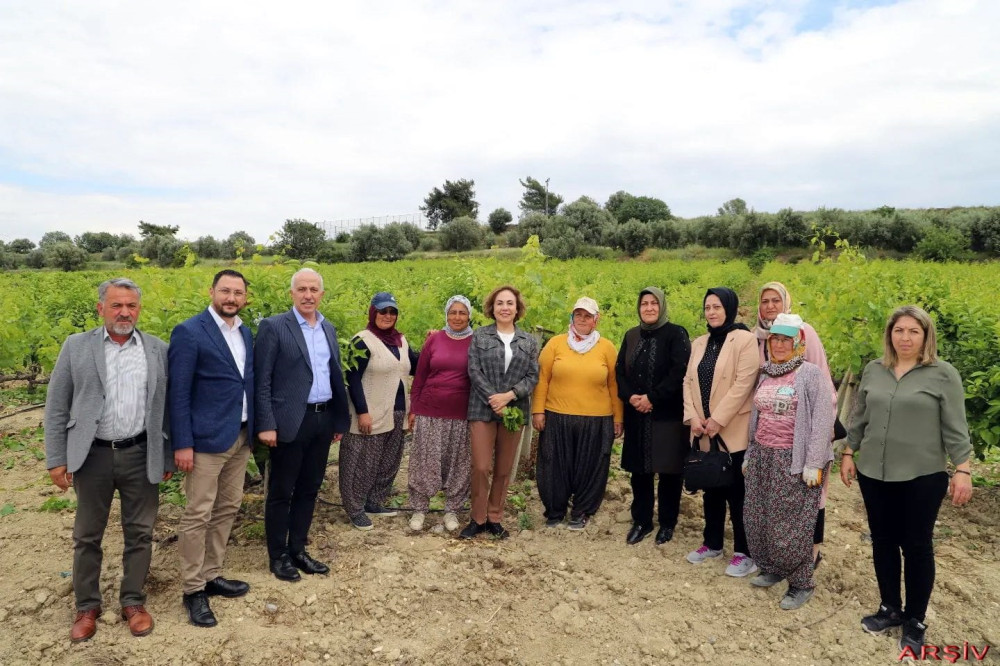 AKDENİZ BELEDİYE BAŞKANI GÜLTAK, KAPIZLI KAMPINDAKİ KADINLARI ZİYARET ETTİ